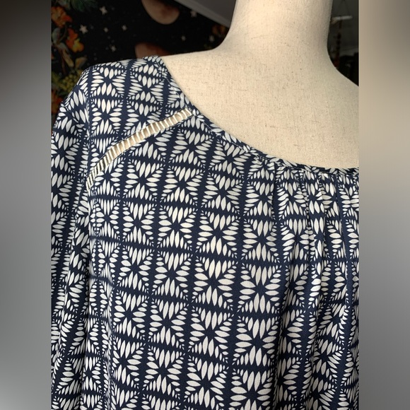 3/$20 J. CREW Long Sleeve Pullover Blouse Hi-Low Curve Hem Eyelet Accents Large - Picture 2 of 14